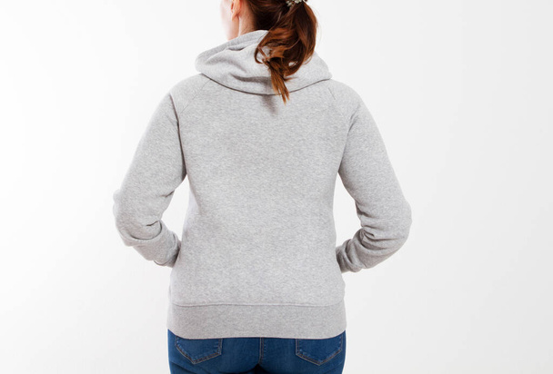 όμορφη γυναίκα σε γκρι πουλόβερ hoodie mockup - πίσω όψη - Φωτογραφία, εικόνα