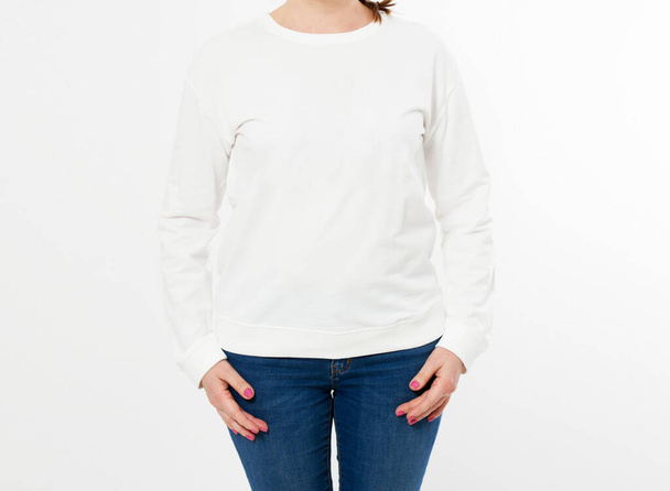幸せな現代女性でホワイトプルオーバーポージング上の白い背景-モックアップ - 写真・画像