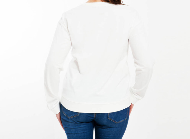 terug uitzicht Witte trui op een jonge vrouw in korte broek close-up, geïsoleerd, met kopieerruimte, mockup. - Foto, afbeelding