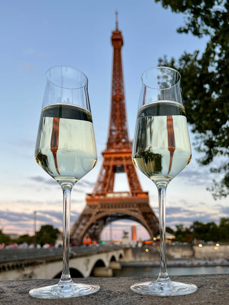 ποτήρια λευκό κρασί στο παρασκήνιο πύργο στο Παρίσι - Φωτογραφία, εικόνα