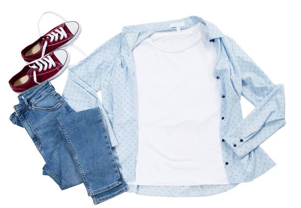 Біла сорочка макет вид зверху ізольовані, синя випадкова сорочка і стильні червоні кросівки
 - Фото, зображення