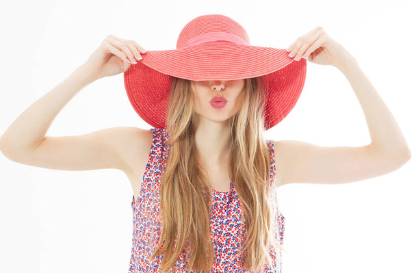Πορτρέτο του νεαρού κομψό κορίτσι φιλιά μοντέλο σε χρώμα casual καλοκαιρινά ρούχα σε κόκκινο ροζ καπέλο με φυσικό μακιγιάζ και μακριά ξανθά μαλλιά απομονώνονται σε λευκό φόντο. Απόκρυψη ματιών. - Φωτογραφία, εικόνα