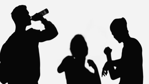 силует людини, що п'є пиво біля танцюючих друзів ізольовано на білому
 - Фото, зображення