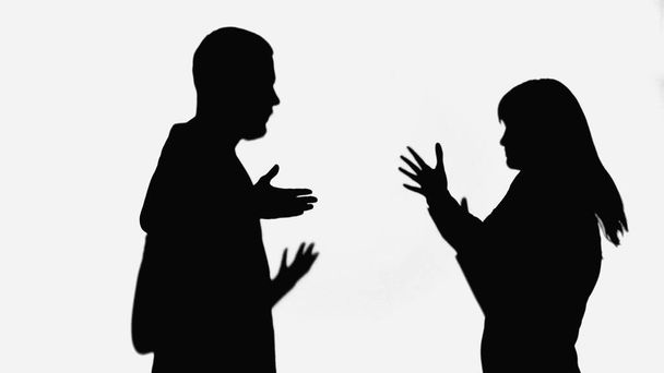 силуети чоловіка і жінки, що сваряться і жестикулюють ізольовані на білому
 - Фото, зображення
