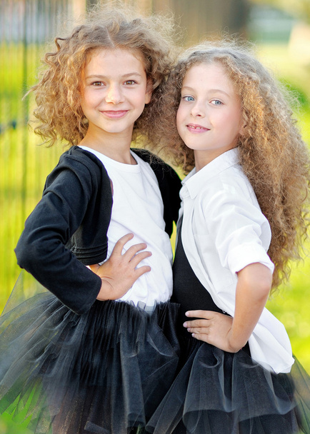 portret dwóch pięknych moda dziewczynka - Zdjęcie, obraz