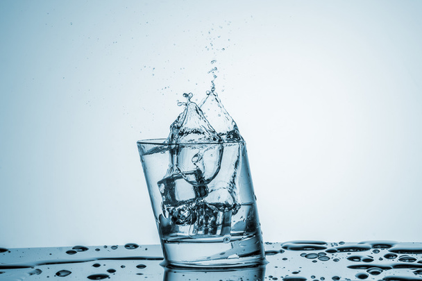 Water in glass with water splash - Foto, immagini