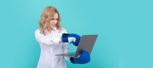 confident boss woman in boxing gloves punching computer, watching online. Woman isolated face portrait, banner with mock up copy space - Foto, Imagen
