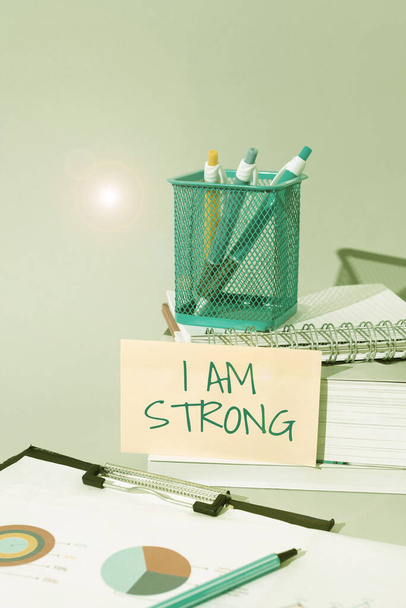 Konceptuální displej I Am Strong, Konceptuální foto Mají velkou sílu být zdravé výkonné dosáhnout všeho Důležité zprávy prezentovány na prezentační tabuli se šipkami nahoru kolem. - Fotografie, Obrázek