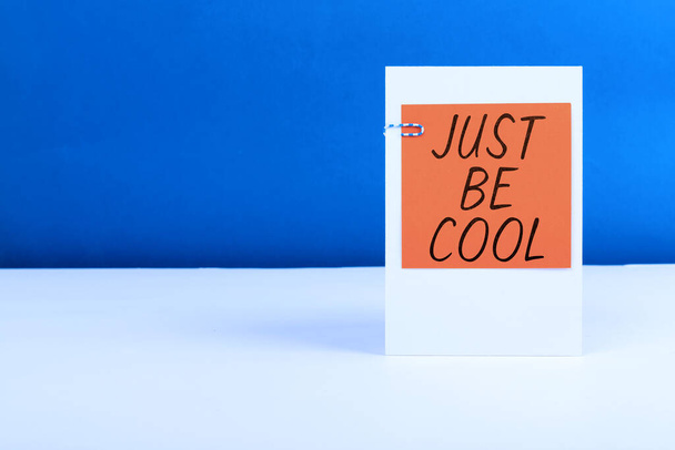 Tekst die inspiratie toont Just Be Cool, Business idee Heb een goede houding wees ontspannen positieve glimlach vrolijkt je op Stuk papier met belangrijke boodschap omgeven door kleurrijke paperclips. - Foto, afbeelding