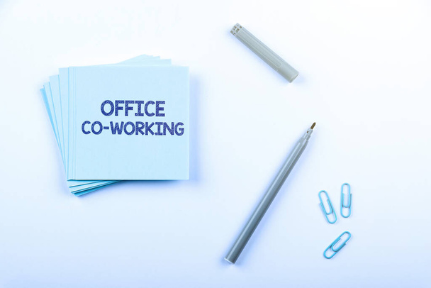 Conceptueel bijschrift Office Co Working, Business idee Zakelijke diensten die gedeelde ruimtes om te werken Mobiele telefoon scherm met belangrijke boodschap op de balie met koffie en toetsenbord - Foto, afbeelding