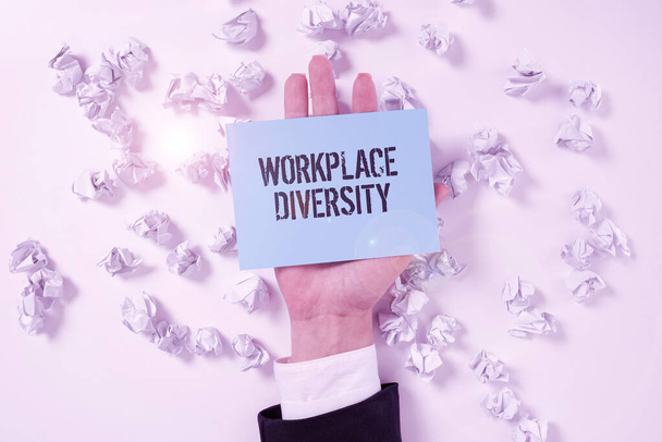 Bildunterschrift: Arbeitsplatzvielfalt, Konzeptfoto Unterschiedliche Rasse Geschlecht Alter sexuelle Orientierung der Arbeiter - Foto, Bild