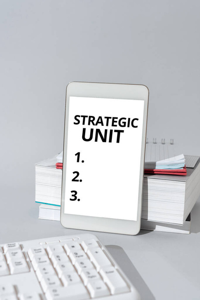 Написання знаку Strategic Unitprofit зосереджено на пропозиції продукції та сегменті ринку. Pastel Paper On Cup - Фото, зображення