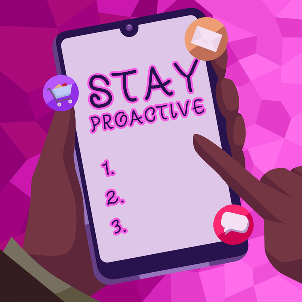 Пишучи текст "Stay ProactiveTaking" самостійно, щоб випередити очікувані події, бізнес-ідея приймаючи власне рішення випередити очікувані події Жінка тримає планшет "Display New" - Фото, зображення