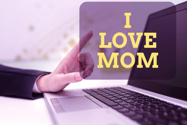 Conceptuele weergave I Love Mom, Zakelijke aanpak Goede gevoelens over mijn moeder Affectie liefdevol geluk Zakenman in pak met open palm symboliseert succesvol teamwerk. - Foto, afbeelding