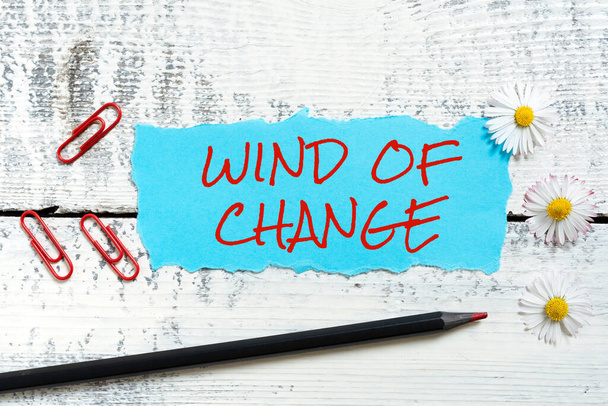 "Değişimin Rüzgarı" nı gösteren metin, iş konsepti, işleri farklı bir şekilde yapma zamanı, Kupa, Kalem, Defter, Kağıt Paketler ve Önemli Mesajlı Yapışkan Not. - Fotoğraf, Görsel