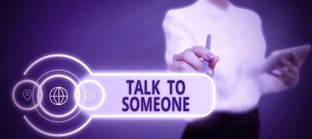 Psaný text Talk To Someone, Koncept význam Chat s jinými osobami mají profesionální konzultace Podnikatel drží žárovku s digitálním grafem Prezentace nových nápadů. - Fotografie, Obrázek