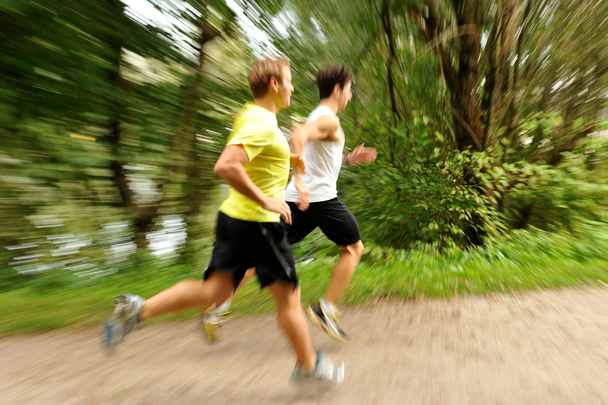 Deux jeunes athlètes jogging / course dans le parc
 - Photo, image