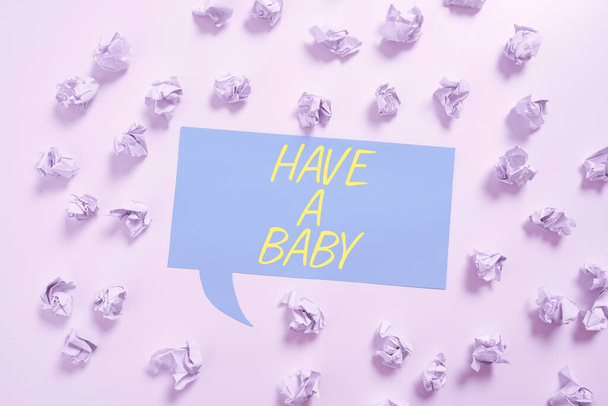 Bildunterschrift: Haben Sie ein Baby, Wort geschrieben über Ratschläge, schwanger zu werden und ein Kind zu bekommen Empfehlung: Geschäftsfrau präsentiert wichtige Botschaften auf Präsentationstafel. - Foto, Bild