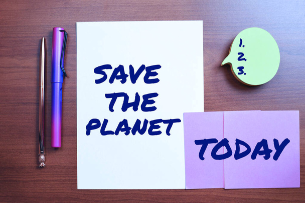 Texto que muestra inspiración Salvar el planeta, Idea de negocio Cuidar el medio ambiente hacer acciones ecológicas Mensajes importantes en el cuaderno y vuelta arriba en el escritorio con suministros de oficina. - Foto, imagen