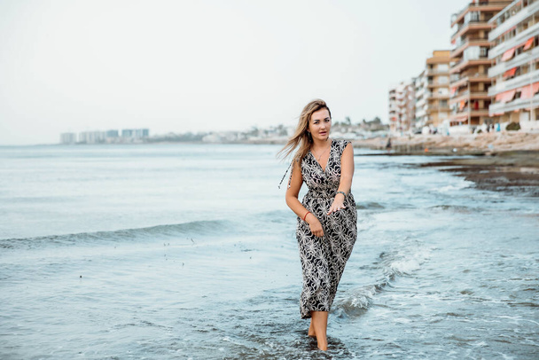 Портрет женщины на пляже, океан, единство с природой, здоровый образ жизни - Фото, изображение