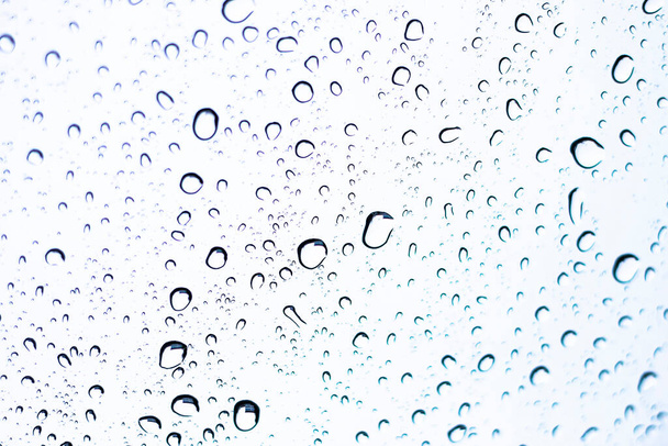 Gotas de lluvia clara en el parabrisas - Foto, imagen