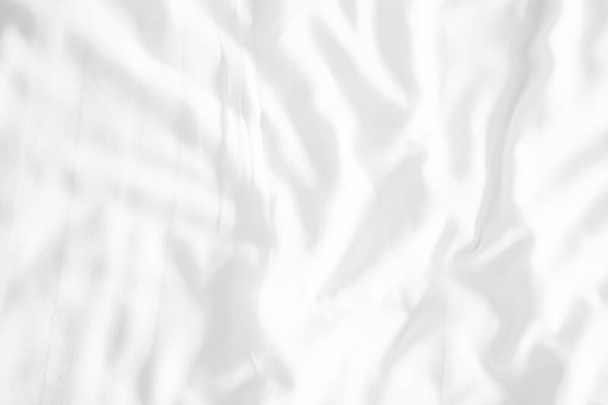 Белый фон постельного белья или текстура в спальне с копировальным пространством - Фото, изображение