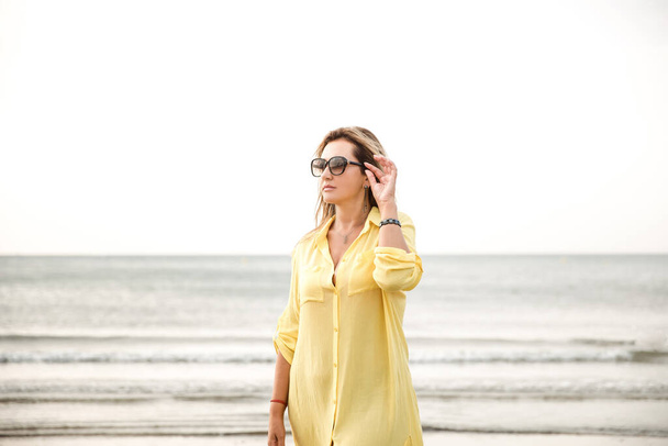 Портрет женщины на пляже, океан, единство с природой, здоровый образ жизни - Фото, изображение