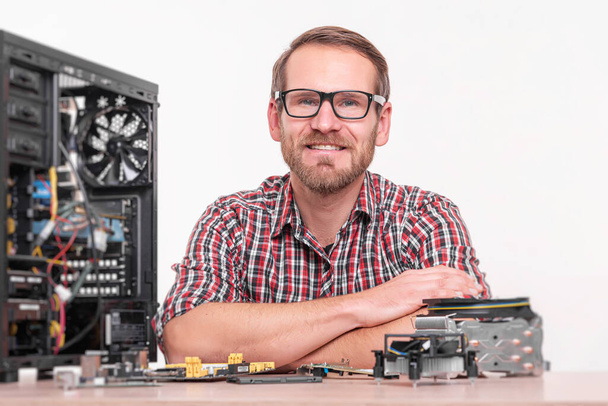 Ein Spezialist repariert einen Computer. Reparatur, Montage und Wiederherstellung von PCs. - Foto, Bild
