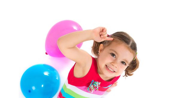 Ребенок играет с воздушными шарами на белом фоне
 - Фото, изображение