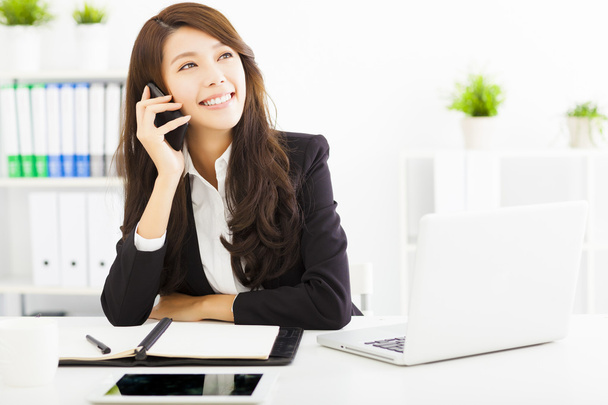 boldog üzleti nő beszél a telefonon, a Hivatal - Fotó, kép