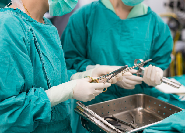 Peelingschwester bereitet medizinische Instrumente für Operationen am offenen Herzen vor - Foto, Bild