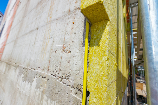 Застосування теплоізоляції кам'яної вати на цегляній стіні житлового будинку під час будівництва. Теплоізоляція мінеральною ватою
. - Фото, зображення