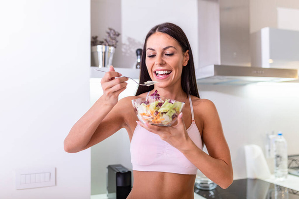 Young caucasian woman eating salad. Healthy Diet. Beautiful Smiling Woman Eating Fresh Organic Vegetarian Salad. Healthy Eating, Food And Lifestyle Concept. Health, Beauty - Foto, Imagen