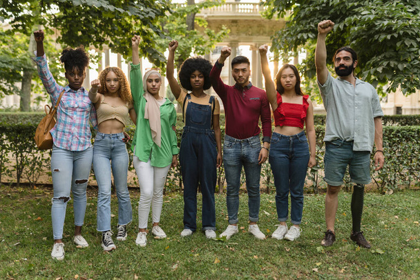 groep van multiraciale mensen demonstreren met vuist omhoog - Foto, afbeelding