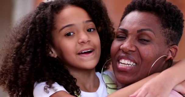 Afrikaanse moeder wang naar wang met dochter glimlachen - Video