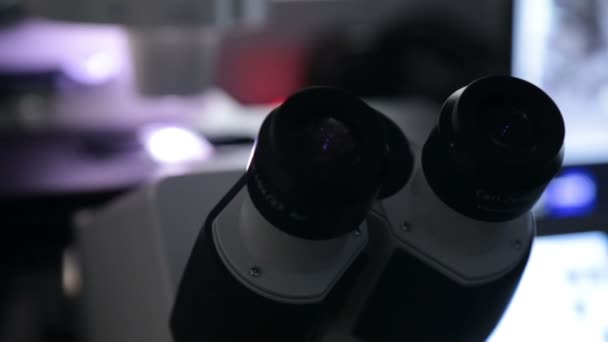 Insertion d'échantillon dans des jumelles à gros plans de microscope moderne
 - Séquence, vidéo