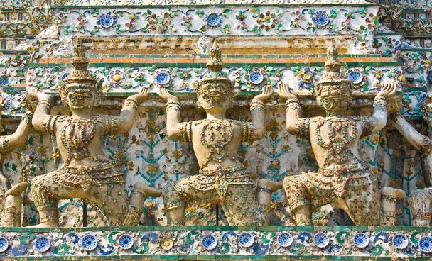Estatua del guardián (yak) en el templo Wat Arun
 - Foto, imagen