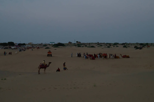 Turistit ratsastus kamelit, Camelus dromedarius, hiekkadyynit Thar autiomaassa. Camel ratsastus on suosikki toimintaa kaikkien turistien keskuudessa vierailevat täällä, - Valokuva, kuva