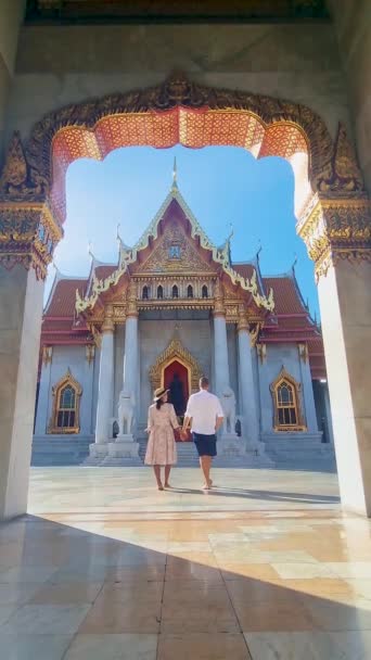 Wat Benchamabophit храм в Бангкоке Таиланд, Мраморный храм в Бангкоке Таиланд, пара мужчин и женщин, посещающих Мраморный храм в Бангкоке - Кадры, видео