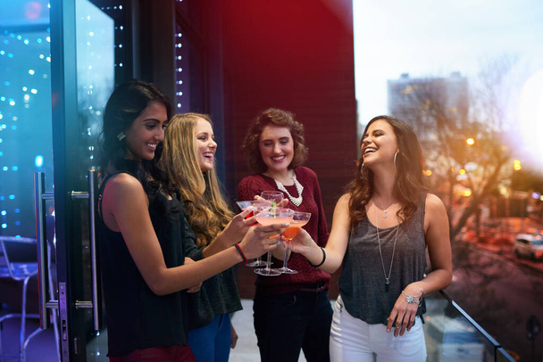 Суботній вечір сонечками з дамами. група молодих жінок п'ють коктейлі на вечірці
 - Фото, зображення