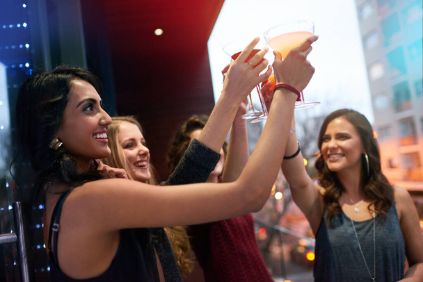 Добрі часи з дівчатами вболівають за це. група молодих жінок, що святкують з коктейлями на вечірці
 - Фото, зображення