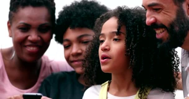 Szczęśliwa rodzina szuka smartfona - Materiał filmowy, wideo