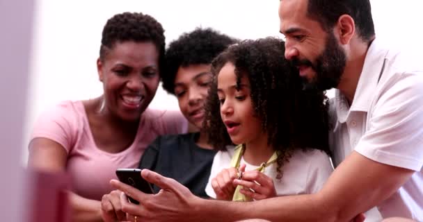 Szczęśliwa rodzina szuka smartfona - Materiał filmowy, wideo