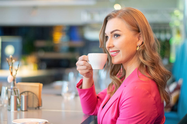 Beautiful woman drinking coffee in a cafe - Foto, Imagem