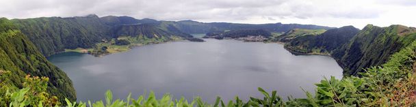 Blue Lake, Lagoa Azul, kilátás az északi pontról, Miradouro das Cumeeiras, déli irányban, panorámás felvétel, Sete Cidades, Sao Miguel-sziget, Azori-szigetek, Portugália - 2022. augusztus 1. - Fotó, kép