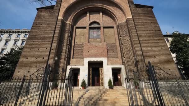 Milano, Lombardiya, İtalya 'daki Corpus Domini kilisesinde tapınak adağı - Video, Çekim