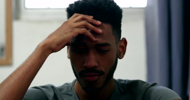 Pensieve zwarte man in de problemen. Afrikaanse jongeren in moeilijke tijden - Video