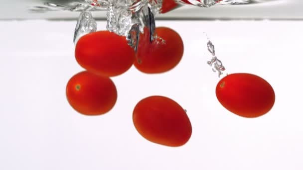 Tomates cherry a través del agua
 - Imágenes, Vídeo