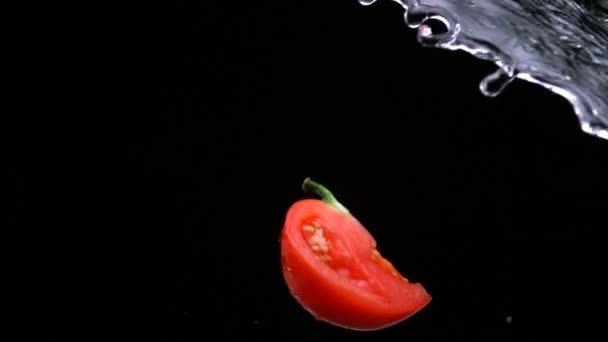 Pomidor kliny mieszania z wodą - Materiał filmowy, wideo