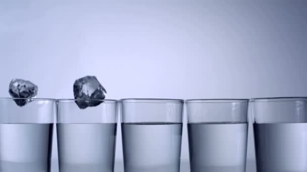 Cubos de hielo cayendo en vasos
 - Metraje, vídeo